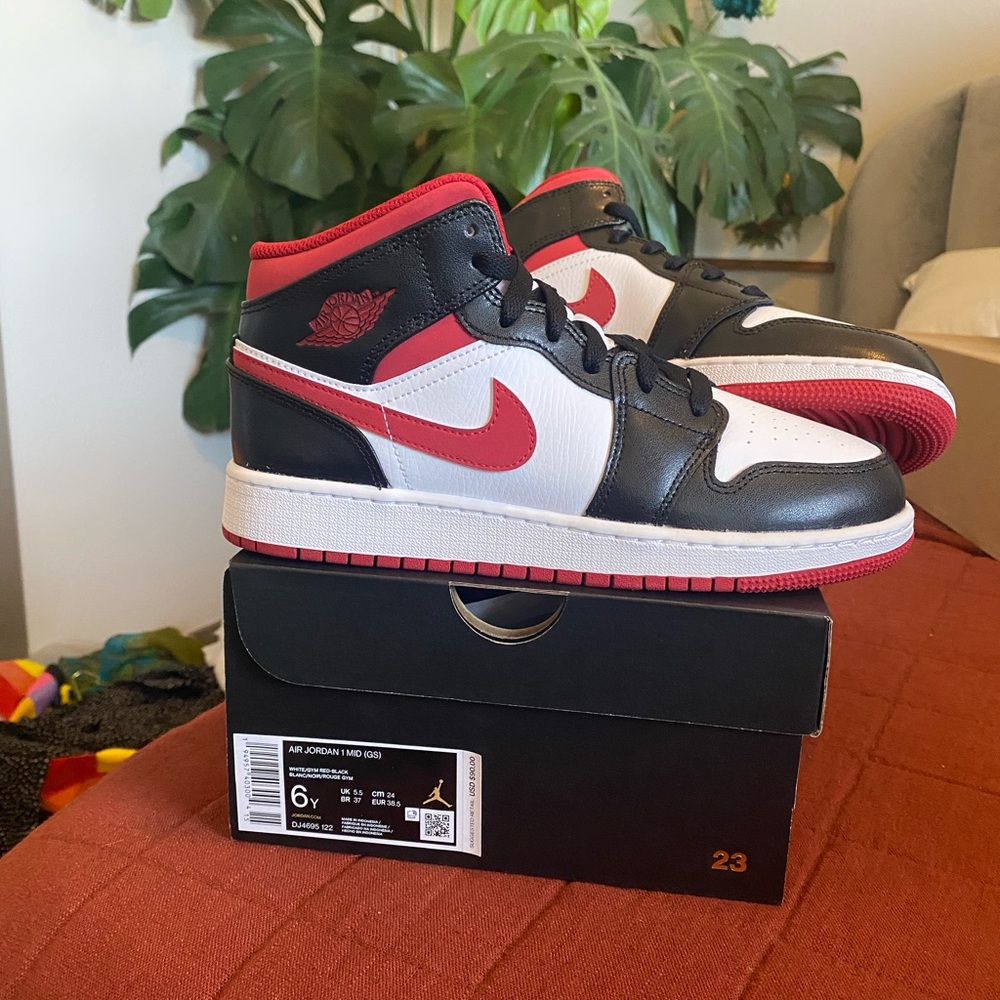 Jordan 1 Mid Gym Red Black GS 6Y = 7.5W